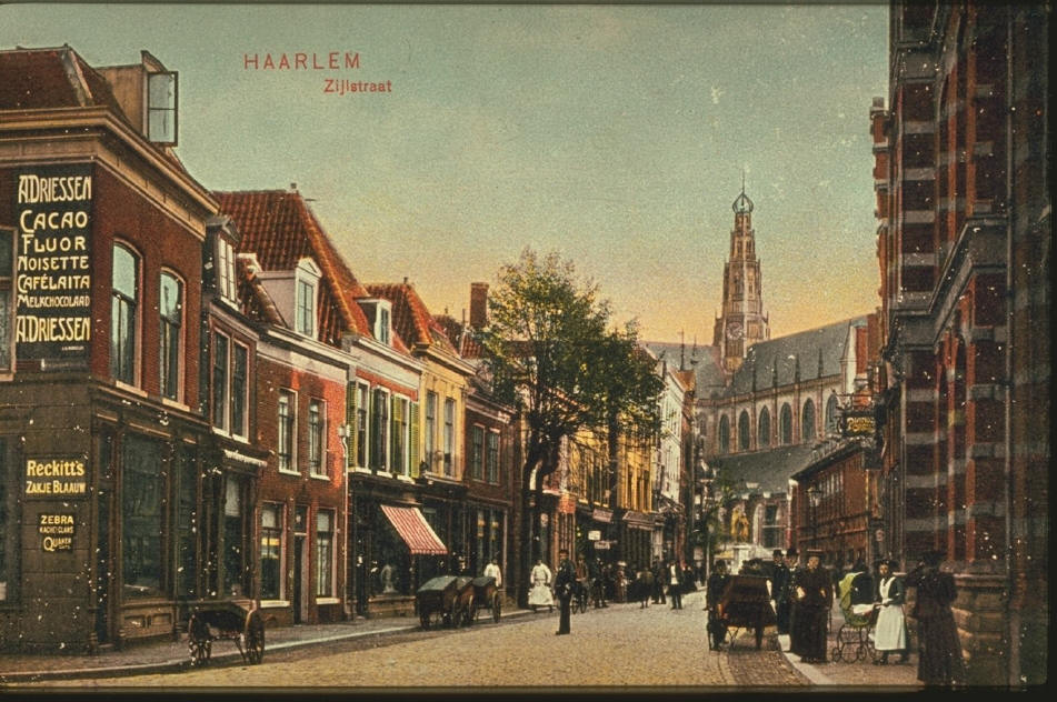 Vintage ansichtkaart van de Zijlstraat in Haarlem met voetgangers, paardenkoetsen en historische Nederlandse gebouwen.
