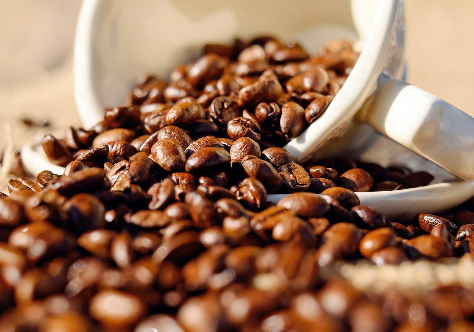 Koffiebonen die uit koffietas komen