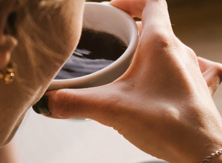 Persoon die koffie drinkt