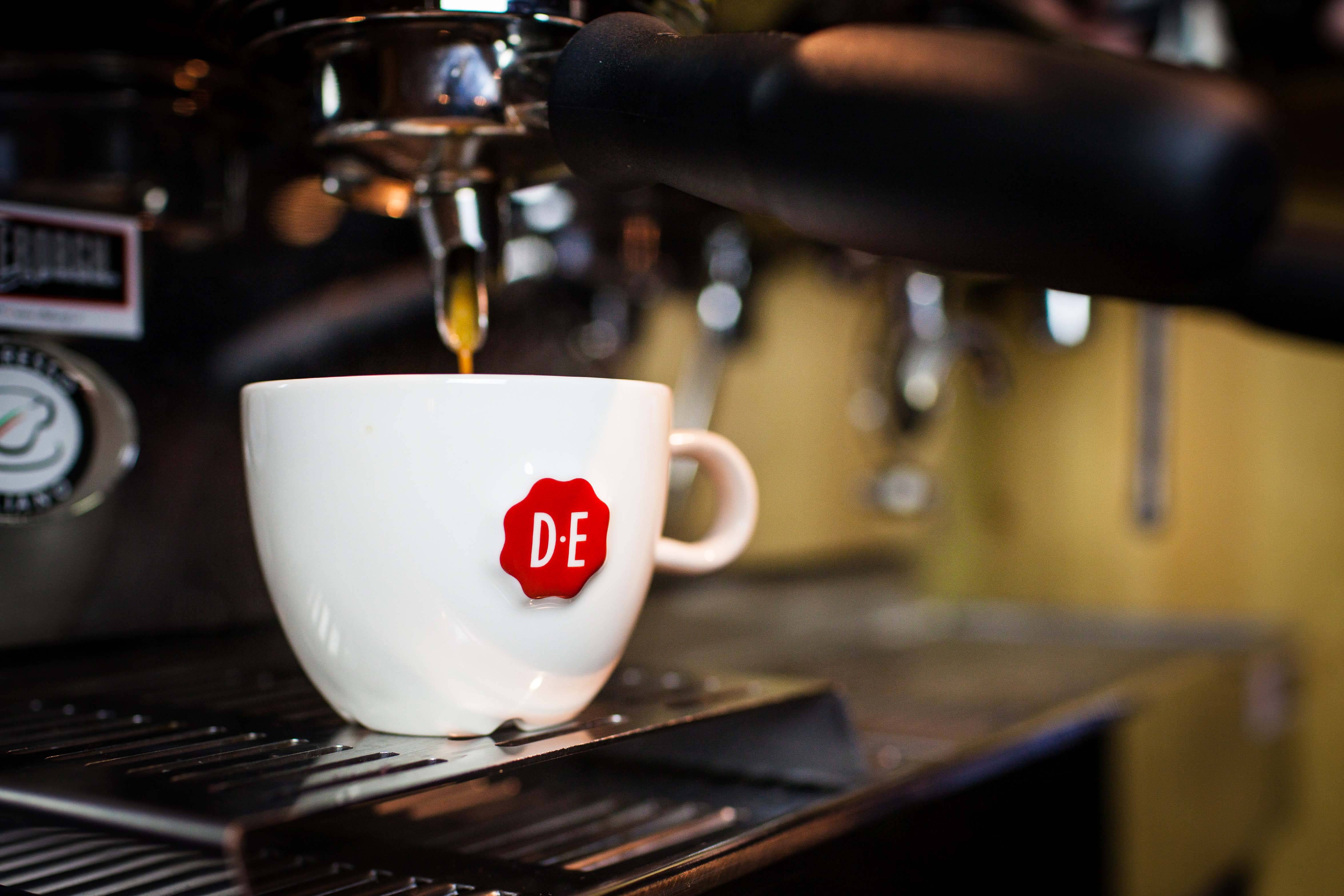 kopje koffie onder een piston machine