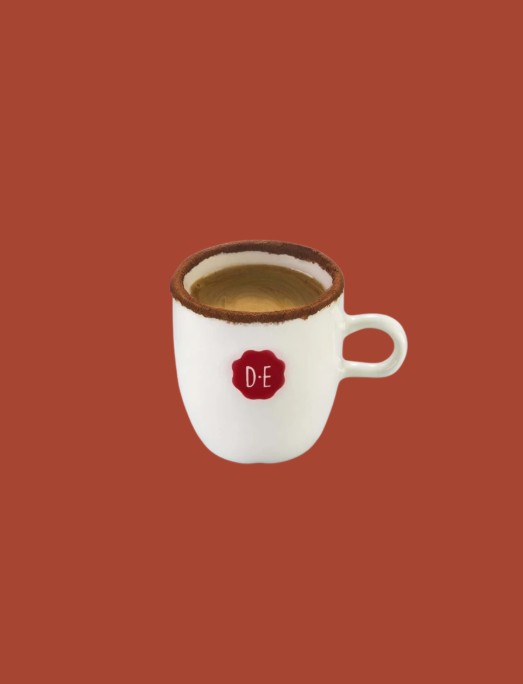 DE tas met koffie en dark kiss rode achtergrond