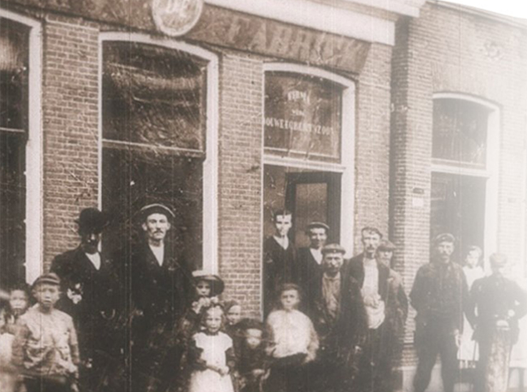 een zwart-wit foto van de eerste winkel van douwe egberts